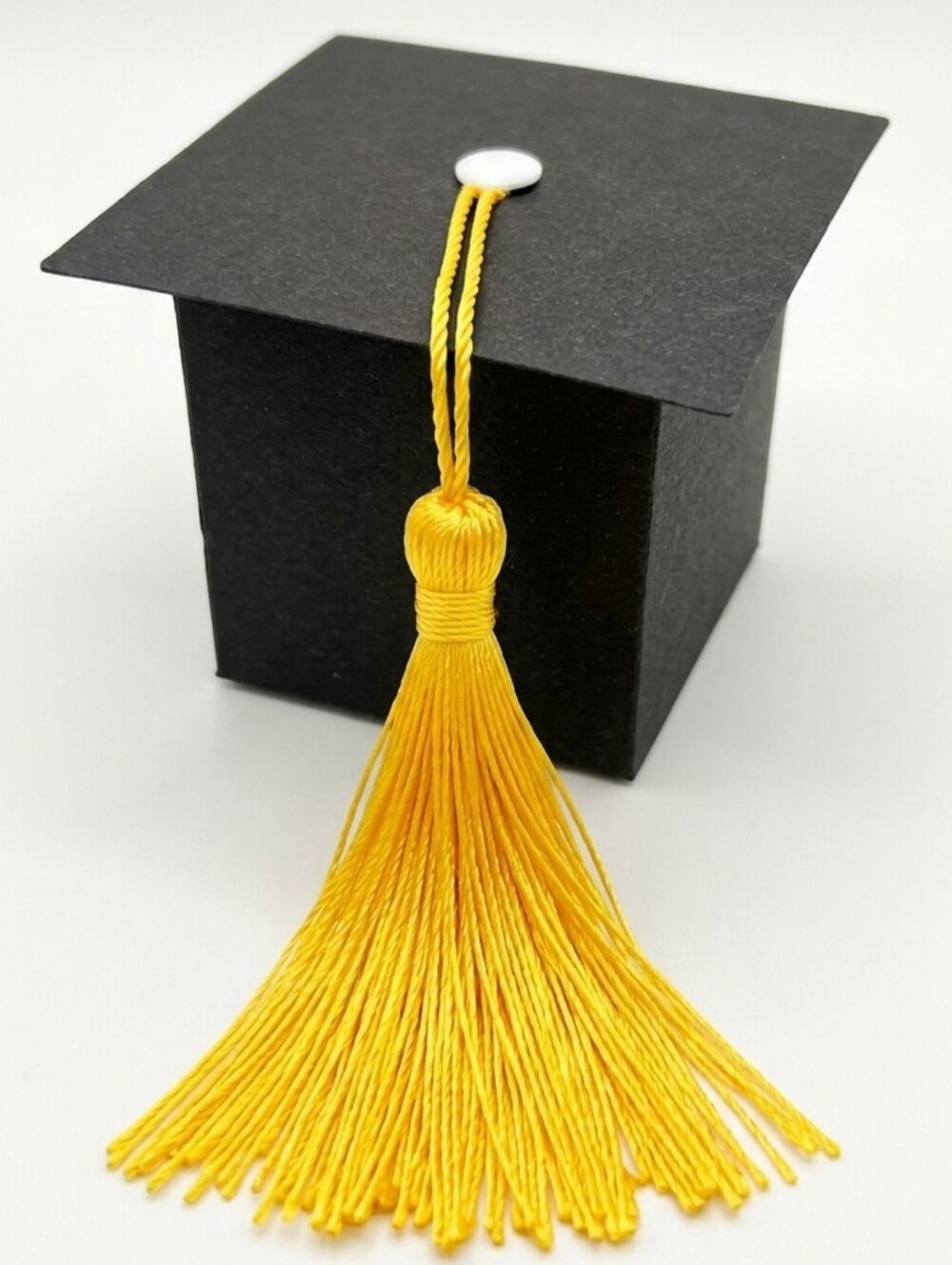 🔸️NIB Black & Yellow Tassel Graduation Cap Party Favor Candy Gift Box Set of 20